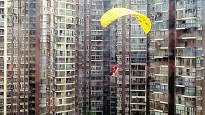 滑翔傘在達城上空飛行