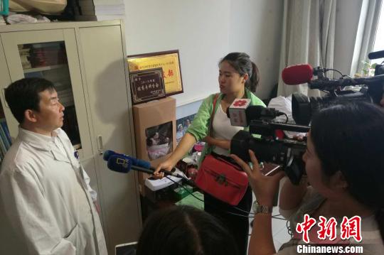 女乘客飛機上忽然暈厥中美兩國醫(yī)生聯(lián)手救治