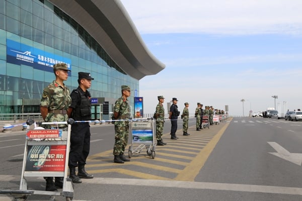 民航新疆機(jī)場公安局圓滿完成2016年朝覲包機(jī)安全保衛(wèi)工作2.jpg