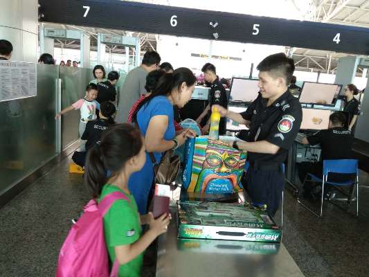 安檢員對旅客行李內的液態物品進行安全檢查.jpg