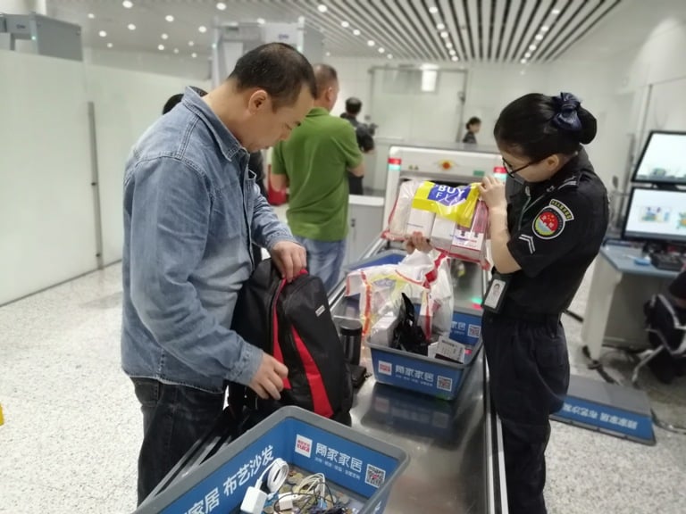 安檢人員檢查免稅化妝品外包裝.jpg