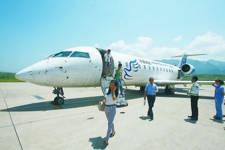 乘客抵達黔江機場 記者 唐浩 攝