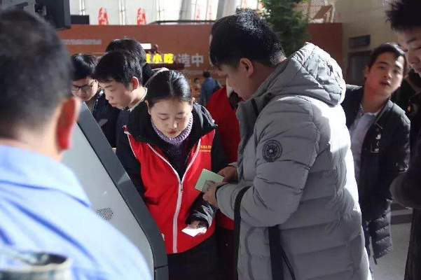 飛航地服青年志愿者在候機樓內協助旅客.jpg