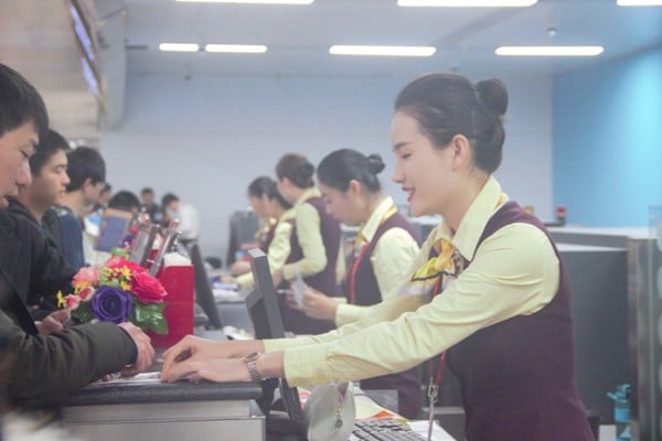 飛航地服值機員黃蘭芳正在為美蘭機場旅客辦理值機手續.jpg