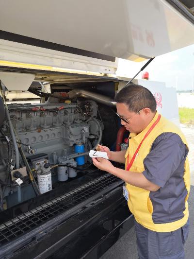 飛航地服特種車駕駛員在博鰲機場仔細檢查設備設施.jpg