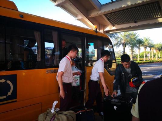 飛航地服員工幫助旅客將行李搬上擺渡車2.jpg