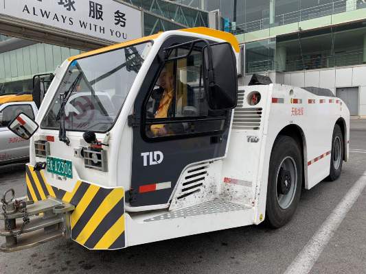 正在駕駛飛機(jī)牽引車工作的劉桂強(qiáng).jpg
