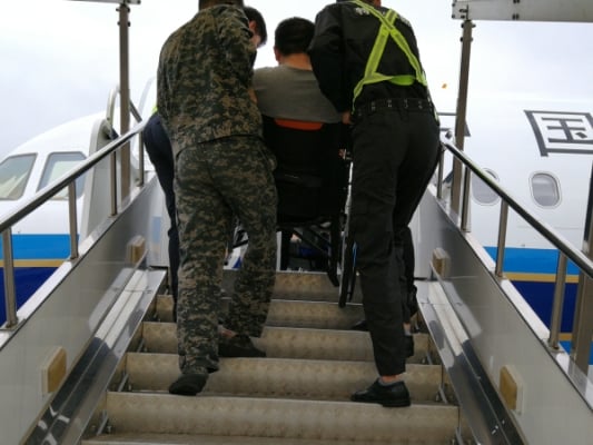 圖:協助旅客登機.jpg
