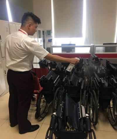 特服人員對輪椅進行消毒.jpg