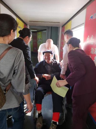 海航地服太原分公司保障特殊旅客順利登機(jī).jpg