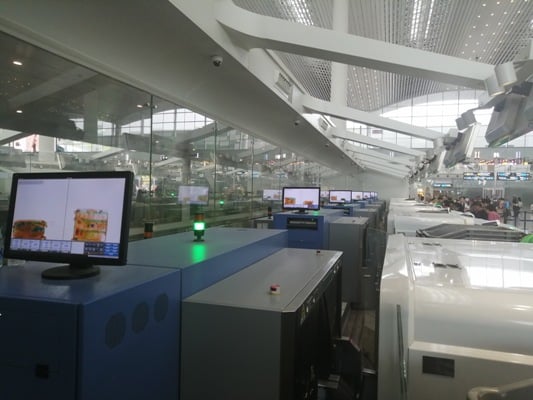 T2值機(jī)柜臺(tái)定檢后的安檢機(jī)在正在運(yùn)行中.jpg