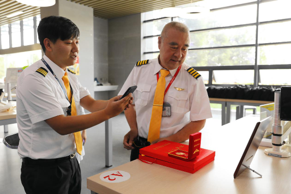 圖2:張健(右)和他的徒弟曹駿正準備執行航班.png