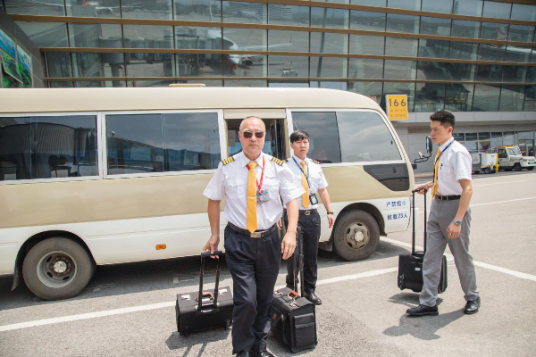 圖4:張健(中)帶領機組成員來到機坪.png
