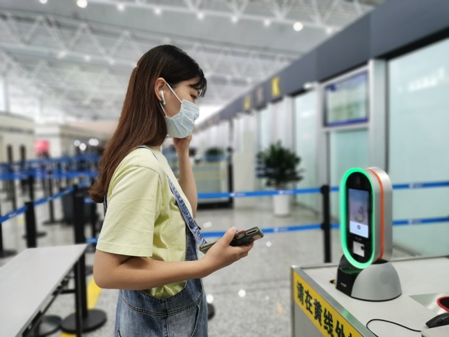 石家莊機場推出臨時身份證明“指尖辦理”,登錄小程序“民航臨時乘機證明”不到1分鐘就獲得臨時乘機證明。圖為旅客準備進行人臉識別檢測。(河北機場集團 李雨菲).jpg
