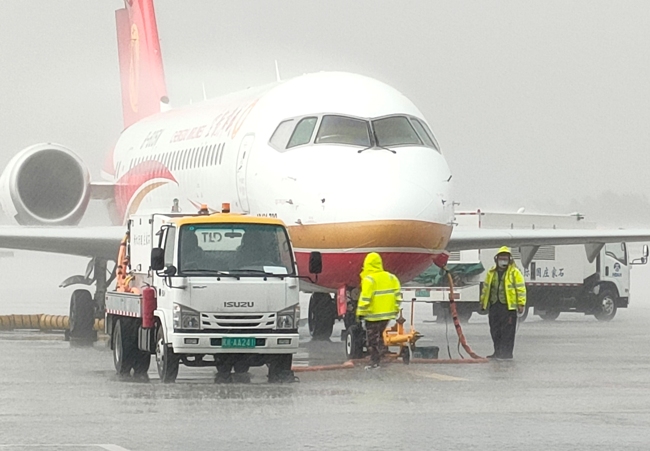 石家莊機場突降暴雨,工作人員緊急撤離電氣空保障車輛。 機務分公司 洪利博攝.jpg