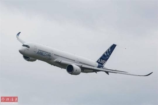 6月21日,空中客車(空客)公司研制的全新寬體飛機A350XWB在巴黎布爾歇機場上低空飛行。A350XWB寬體飛機機體結構53%由復合材料制造,重量更輕,每座燃油效率比目前的同級別飛機提高25%,排放減少25%。我國企業也參與這款飛機部件設計與制造。A350XWB寬體飛機成為本屆巴黎航展明星,幫助空客收獲兩筆大額訂單。新華社發 攝影:陳誠