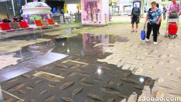 暴雨作怪 新加坡樟宜機場漏水