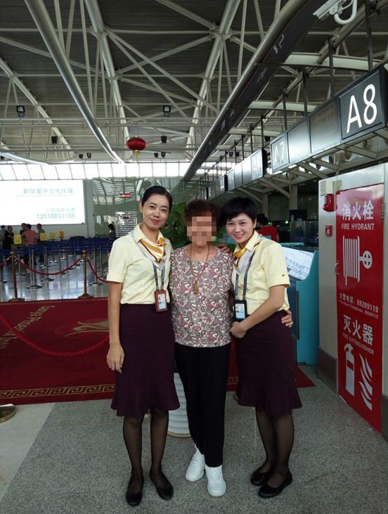 受助旅客與鳳凰機場工作人員合影-2.jpg
