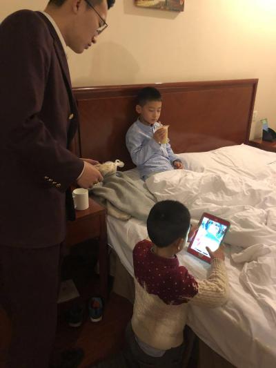 天航地服工作人員悉心照料兒童.jpg