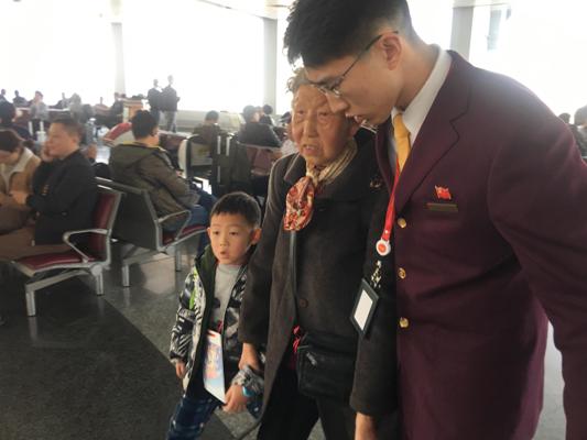 邢海杰將老奶奶與小朋友安全送到家人身邊.jpg