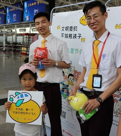 飛航地服工作人員將禮物贈送給小旅客.jpg