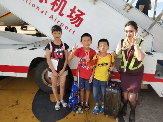飛航地服員工護送小旅客登機.JPG