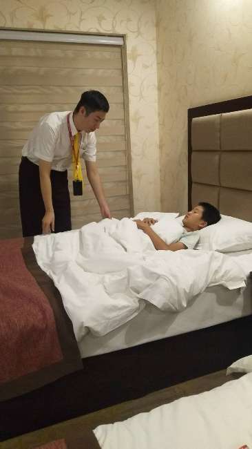 沈泊霖照顧小旅客.jpg