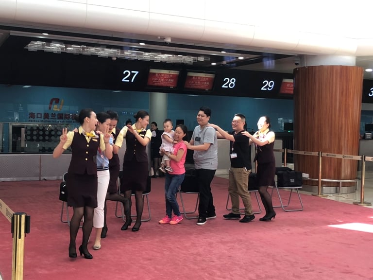 旅客參與快閃玉兔表演秀.jpg