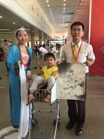地服人員將手繪嫦娥奔月圖送給小旅客.jpg