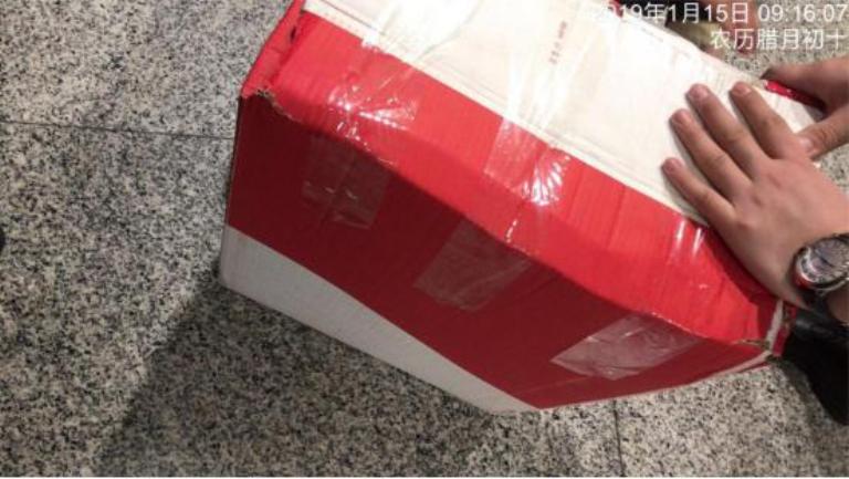 飛航地服工作人員將旅客遺失的藥品包打包好送往行查.jpg