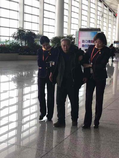 天航地服工作人員主動(dòng)幫扶行動(dòng)不便的老人.jpg