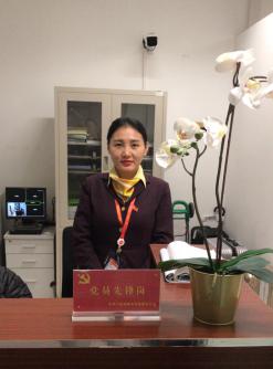 行李查詢先鋒崗為旅客進(jìn)行服務(wù).jpg