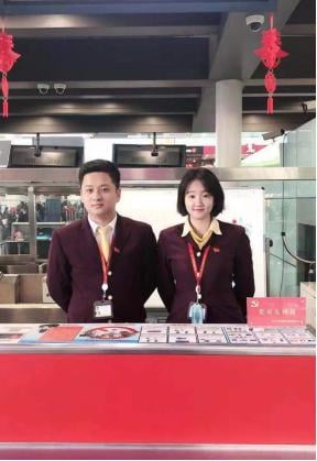 值機(jī)柜臺(tái)設(shè)立“黨員先鋒崗”竭誠為旅客服務(wù).jpg