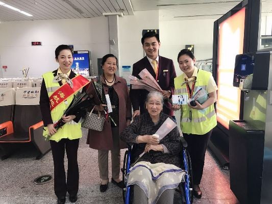 海航地服新疆分公司員工為旅客發放康乃馨.jpg