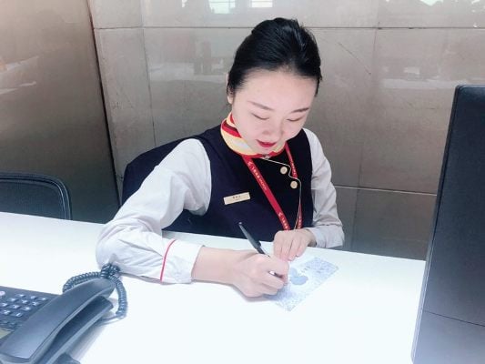 圖:海航地服新疆分公司員工為母親寫明信片.jpg
