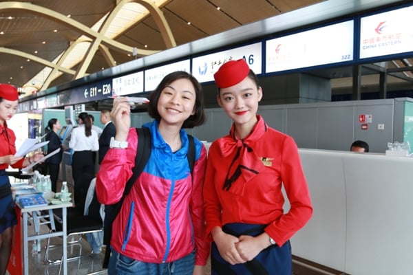 06幸運旅客與紅航女合影.JPG
