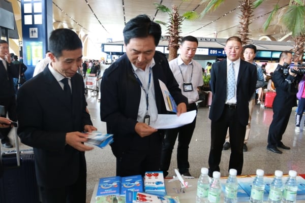 02民航云南監管局靳學齋副局長等領導在活動現場檢查指導.JPG