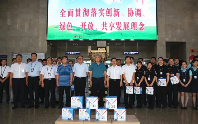 為廣大員工送來了解暑防暑用品并與員工合影.jpg