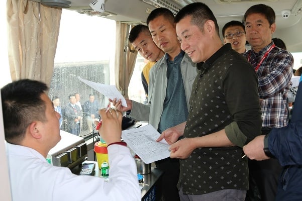 醫護人員為獻血員工講解血樣知識.jpg