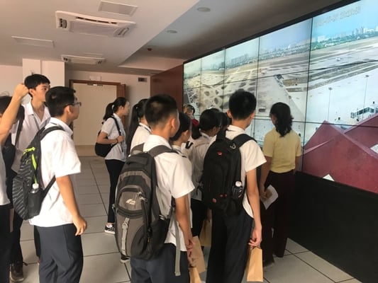 配圖:青少年航空愛好者透過屏幕查看航班起降實況.jpg