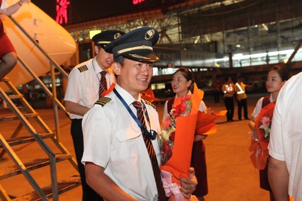 圖:接機人員為歸來的機組獻上鮮花并表示慰問.JPG
