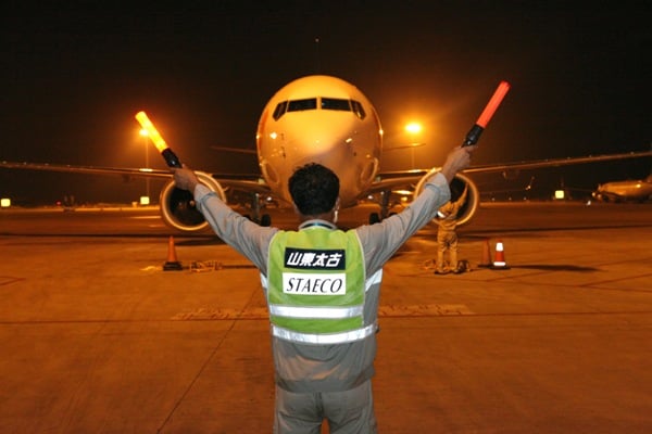 圖:新飛機在機務人員的引導下緩緩滑向停機位.JPG