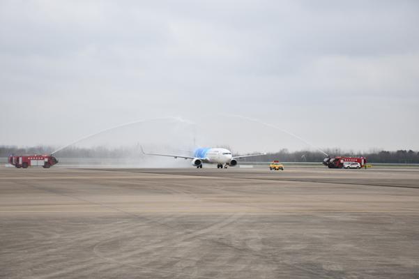 4.首航飛機(jī)抵達(dá)英雄之城武漢,接受民航界最高禮遇“過水門”儀式的迎接 徐志祥拍攝.jpg