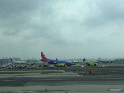 美波音737客機降落紐約時故障致10人受傷