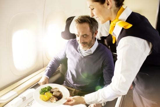 漢莎航空頭等艙乘客可以享受全新的機上用餐服務。