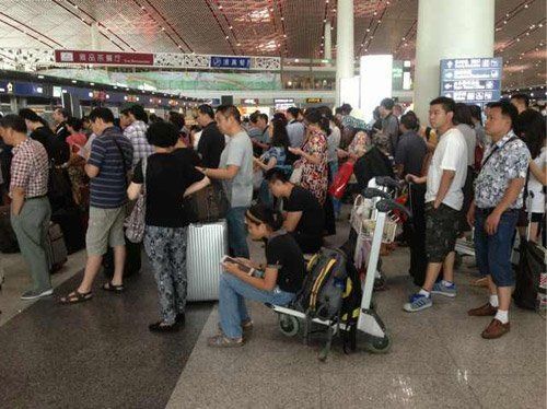 T3航站樓內排隊等待改簽的旅客。新京報記者 薛珺攝