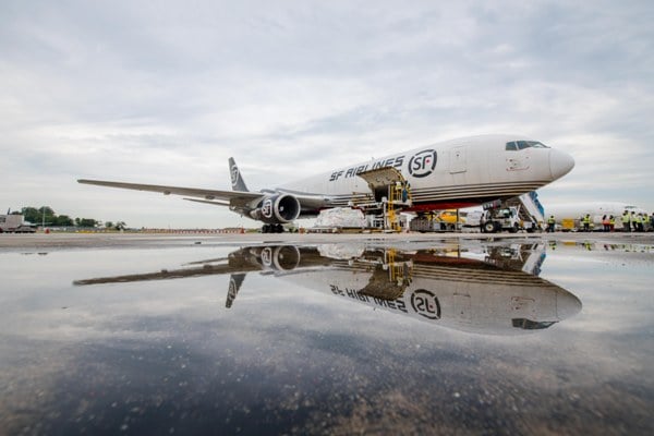 圖片-順豐航空首航順利抵達(dá)新加坡樟宜機(jī)場.jpg