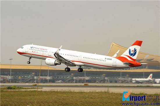 圖1:紅土航空首航航班起飛 攝影:崔志超.jpg